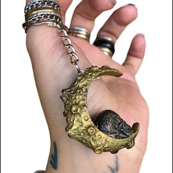 🖤Handmade Moon & skull resin key chain - Picture 4 of 10